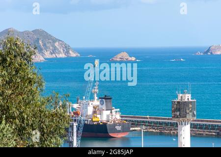 Vue en grand angle du port de Skikda, des conteneurs d'expédition, du navire pétrolier. Banque D'Images