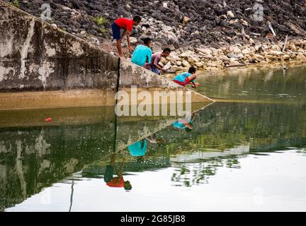 Les enfants qui jouent au poing sur nusa tenggara est Banque D'Images