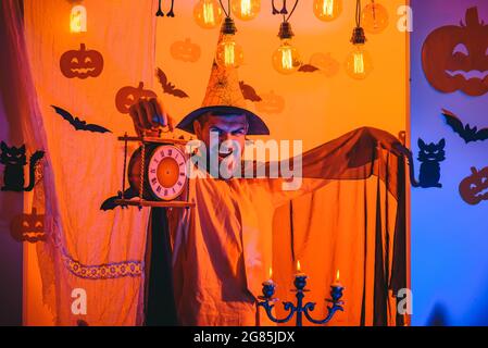 Symboles de fête sur le mur de briques. Halloween, fête des fêtes. Drôle sage assistant sur un fond d'Halloween. Banque D'Images