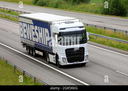 Ford F-MAX, camion lourd de Ford Otosan, camion international de l'année 2019, tire semi-remorque sur autoroute. Plaques PL. Salo, Finlande. 9 juillet 2021. Banque D'Images