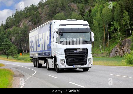 Ford F-MAX, camion lourd par Ford Otosan, camion international de l'année 2019, à la vitesse sur la route 52. Salo, Finlande. 9 juillet 2021. -chariot avec plaques PL. Banque D'Images