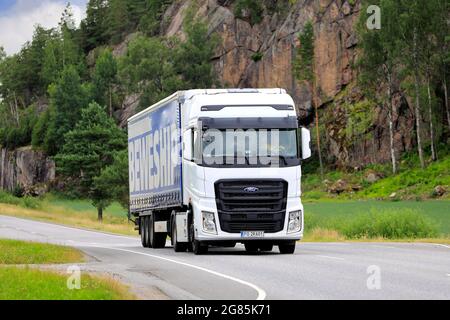 Ford F-MAX, camion lourd de Ford Otosan, camion international de l'année 2019, plaques PL, tire semi-remorque sur la route 52, Salo, Finlande. 9 juillet 2021. Banque D'Images