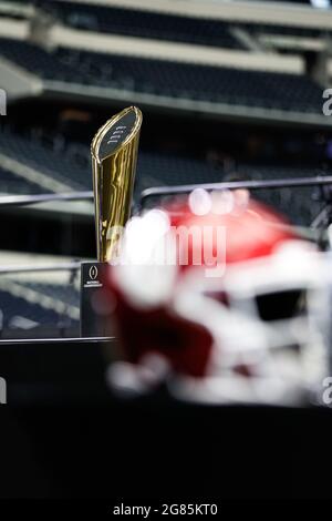 Le trophée du championnat national de football de l'université est présenté lors de la journée des médias de la conférence Big 12, le jeudi 15 juillet 2021, à Arlington, TX. (Mario T Banque D'Images