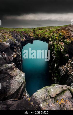Miðgjá Rock Arch sur la péninsule de Snaefellsnes. Banque D'Images