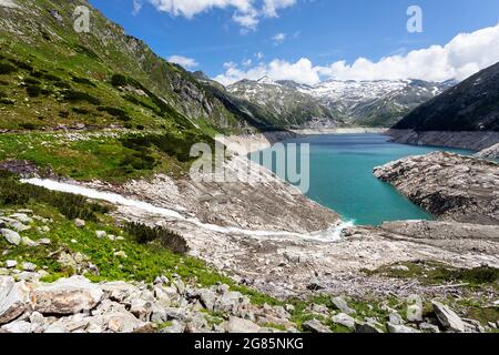 Cours d'eau alpin se trouvant dans le lac du réservoir de Kölnbreinsperre, au bout de la route alpine de Malte, Carinthie, Autriche Banque D'Images
