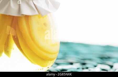 Tranches de citron sucrées en conserve dans du sirop sucré, de la nourriture et du dessert Banque D'Images