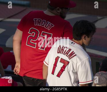 Anaheim, États-Unis. 17 juillet 2021. Les fans montrent leur soutien à Mike Trout et Shohei Ohtani avant le match contre les Seattle Mariners à Angel Stadium à Anaheim le vendredi 16 juillet 2021. Photo de Michael Goulding/UPI crédit: UPI/Alay Live News Banque D'Images
