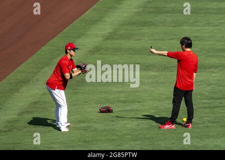 Anaheim, États-Unis. 17 juillet 2021. Shohei Ohtani se réchauffe avant le match contre les Seattle Mariners à Angel Stadium à Anaheim le vendredi 16 juillet 2021. Photo de Michael Goulding/UPI crédit: UPI/Alay Live News Banque D'Images