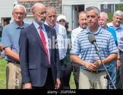 Bensalem, États-Unis. 16 juillet 2021. Le gouverneur de Pennsylvanie, Tom Wolf (à gauche), rencontre des résidents dont les maisons ont été inondées la semaine dernière, après que 10 pouces de pluie aient chuté sur la région en peu de temps le vendredi 16 juillet 2021 aux Lafayette Gardens à Bensalem, en Pennsylvanie. ( Credit: William Thomas Cain/Alamy Live News Banque D'Images