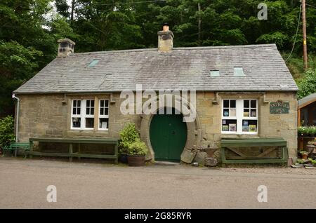 The Old Smithy's Shop sur le Ford & etal Estate de Northumberland, Angleterre. La porte est en forme de fer à cheval. Banque D'Images