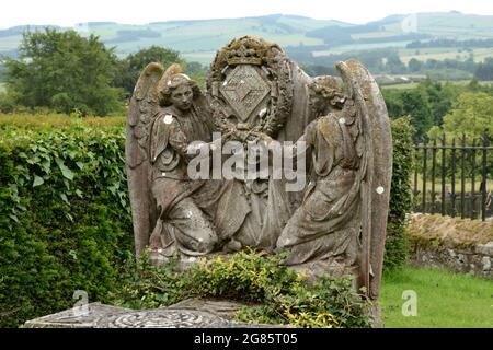 Une pierre à tête finement sculptée avec deux anges dans le cimetière de l'église Ford à Northumberland, en Angleterre Banque D'Images