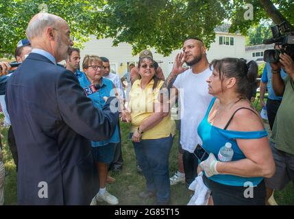 Bensalem, États-Unis. 16 juillet 2021. Le gouverneur de Pennsylvanie, Tom Wolf (à gauche), rencontre des résidents dont les maisons ont été inondées la semaine dernière, après que 10 pouces de pluie aient chuté sur la région en peu de temps le vendredi 16 juillet 2021 aux Lafayette Gardens à Bensalem, en Pennsylvanie. ( Credit: William Thomas Cain/Alamy Live News Banque D'Images