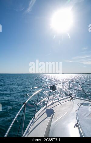 le bord du yacht en mer, un jour d'été. Banque D'Images