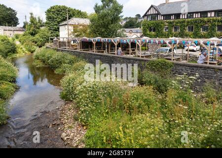 Le River exe à côté de l'Exmoor White Horse Inn, Exford, parc national d'Exmoor, Somerset, Angleterre, ROYAUME-UNI Banque D'Images