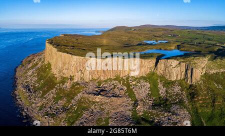 Panorama aérien de la grande falaise de Fair Head en Irlande du Nord, Royaume-Uni Banque D'Images