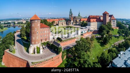 Château royal de Wawel et cathédrale gothique de Cracovie, Pologne, avec chapelle de la Renaissance de Sigismund et dôme doré, tours de Sandomierska et Senatorska, wa Banque D'Images