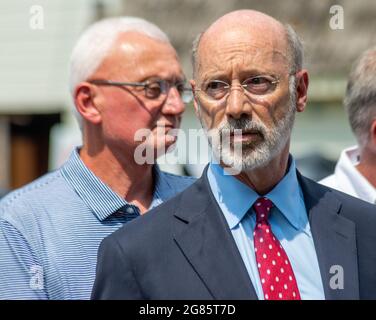 Bensalem, États-Unis. 16 juillet 2021. Le gouverneur de Pennsylvanie, Tom Wolf, rencontre des résidents dont les maisons ont été inondées la semaine dernière, après que 10 pouces de pluie aient chuté dans la région en peu de temps le vendredi 16 juillet 2021 au Lafayette Gardens à Bensalem, en Pennsylvanie. ( Credit: William Thomas Cain/Alamy Live News Banque D'Images