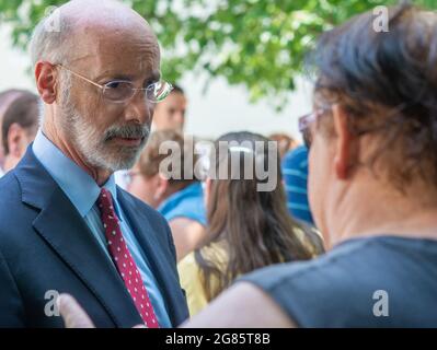 Bensalem, États-Unis. 16 juillet 2021. Le gouverneur de Pennsylvanie, Tom Wolf, rencontre des résidents dont les maisons ont été inondées la semaine dernière, après que 10 pouces de pluie aient chuté dans la région en peu de temps le vendredi 16 juillet 2021 au Lafayette Gardens à Bensalem, en Pennsylvanie. ( Credit: William Thomas Cain/Alamy Live News Banque D'Images
