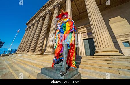 La statue de Benjamin Disraeli par Charles Bell Birch à l'extérieur de St Georges Hall, Liverpool, qui, avec 50 autres statues, a été redressée dans le cadre du projet Sky Arts visant à célébrer et à débattre le rôle des monuments dans la société moderne. Un documentaire spécial explorant le projet, appelé statues redressées, arrivera sur Sky Arts et le service de streaming DÈS MAINTENANT en octobre. Date de la photo: Samedi 17 juillet 2021. Banque D'Images