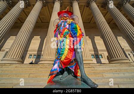 La statue de Benjamin Disraeli par Charles Bell Birch à l'extérieur de St Georges Hall, Liverpool, qui, avec 50 autres statues, a été redressée dans le cadre du projet Sky Arts visant à célébrer et à débattre le rôle des monuments dans la société moderne. Un documentaire spécial explorant le projet, appelé statues redressées, arrivera sur Sky Arts et le service de streaming DÈS MAINTENANT en octobre. Date de la photo: Samedi 17 juillet 2021. Banque D'Images