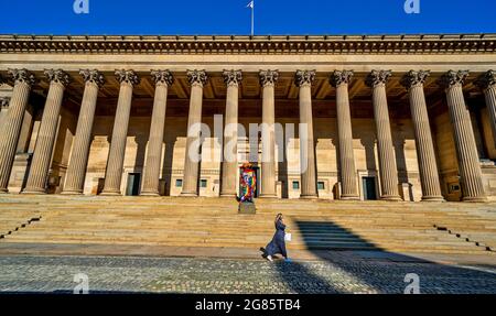 La statue de Benjamin Disraeli par Charles Bell Birch à l'extérieur de St Georges Hall, Liverpool, qui, avec 50 autres statues, a été redressée dans le cadre du projet Sky Arts visant à célébrer et à débattre le rôle des monuments dans la société moderne. Un documentaire spécial explorant le projet, appelé statues redressées, arrivera sur Sky Arts et le service de streaming DÈS MAINTENANT en octobre. Date de la photo: Samedi 17 juillet 2021. Banque D'Images