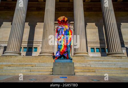 La statue de Benjamin Disraeli par Charles Bell Birch à l'extérieur de St Georges Hall, Liverpool, qui, avec 50 autres statues, a été redressée dans le cadre du projet Sky Arts visant à célébrer et à débattre le rôle des monuments dans la société moderne. Un documentaire spécial explorant le projet, appelé statues redressées, arrivera sur Sky Arts et le service de streaming DÈS MAINTENANT en octobre. Date de la photo: Samedi 17 juillet 2021. Banque D'Images