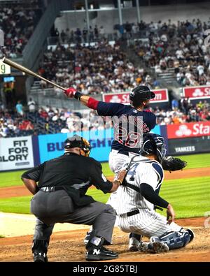 New York, États-Unis. 16 juillet 2021. Boston Red Sox désigné hitter, JD MARTINEZ, les homers dans le 8e repas au large de New York Yankees lanceur de secours Justin Wilson. Le Sox Rouge a continué à vaincre les Yankees 4-0. Crédit : ZUMA Press, Inc./Alay Live News Banque D'Images