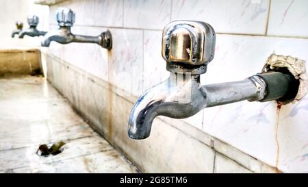 Rangée de robinets d'eau potable fermés en inde Banque D'Images