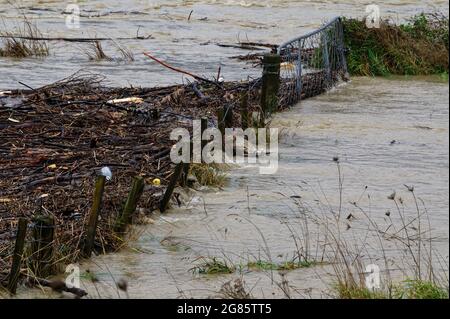 DÉBRIS TRANSPORTÉS PAR COURS D'EAU D'INONDATION À TRAVERS UNE CLÔTURE DE FERME. Motueka, Nouvelle-Zélande 17 juillet 2021. Les débris inondent derrière une clôture de ferme dans la région de Tasman lors des inondations qui ont balayé l'île du Sud de la Nouvelle-Zélande. © Anne Webber / Alamy Live News Banque D'Images