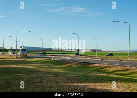 Windfarm Blade transport, Mark's Lane dogleg Atherton Tablelands, Australie Banque D'Images