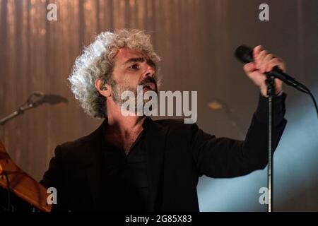 BARCELONE, ESPAGNE – JULIO 10. Abraham Boba León Benavente en concierto en el scénario Cruïlla Enamora del Festival Cruïlla 2021 Banque D'Images