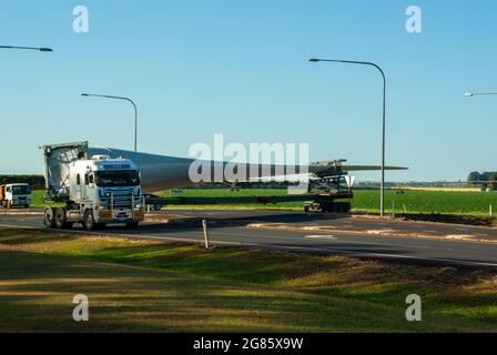 Windfarm Blade transport, Mark's Lane dogleg Atherton Tablelands, Australie Banque D'Images