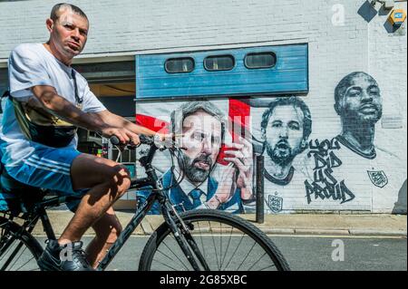 Londres, Royaume-Uni. 16 juillet 2021. Après le voyage de l'Angleterre jusqu'à la finale de l'UEFA EURO2020, le maire de Londres, Sadiq Khan, a dévoilé cette semaine une fresque du Manager Gareth Southgate, du capitaine Harry Kane et du garçon de Brent Raheem Sterling au coin (et hors des sentiers battus) de Vinegar Yard, sur le pont de Londres. Crédit : Guy Bell/Alay Live News Banque D'Images