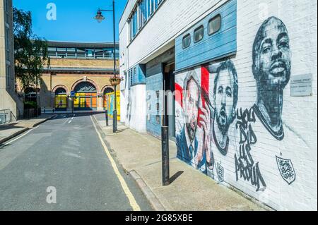 Londres, Royaume-Uni. 16 juillet 2021. Après le voyage de l'Angleterre jusqu'à la finale de l'UEFA EURO2020, le maire de Londres, Sadiq Khan, a dévoilé cette semaine une fresque du Manager Gareth Southgate, du capitaine Harry Kane et du garçon de Brent Raheem Sterling au coin (et hors des sentiers battus) de Vinegar Yard, sur le pont de Londres. Crédit : Guy Bell/Alay Live News Banque D'Images