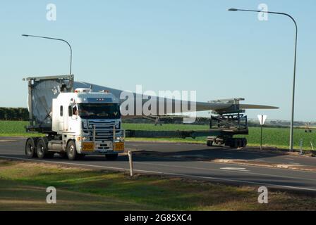 Windfarm Blade transport, Mark's Lane dogleg Atherton Tablelands, Australie Banque D'Images