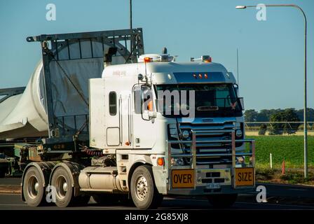 Windfarm Blade transport, Mark's Lane dogleg Atherton Tablelands, Australie Banque D'Images