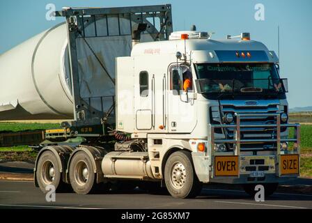 Windfarm Blade transport, Mark's Lane dogleg Atherton Tablelands, Australie Banque D'Images