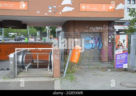 Un escalier mécanique et un ascenseur sont hors service et fermés près de la gare routière principale de Berlin à Charlottenburg, Berlin, Allemagne - 14 juillet 2021. Banque D'Images