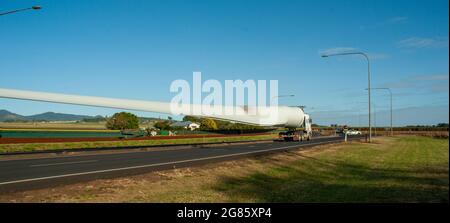 Windfarm Blade transport, Mark's Lane dogleg Atherton Tablelands, Australie Banque D'Images