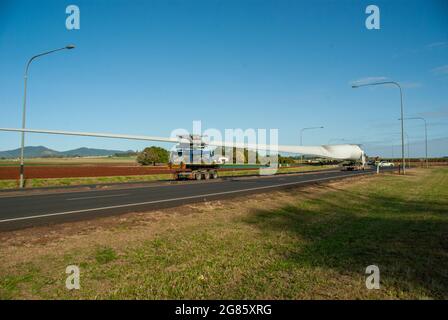 Windfarm Blade transport, Mark's Lane dogleg Atherton Tablelands, Australie Banque D'Images