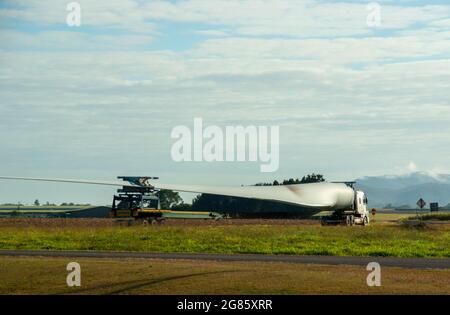 Windfarm Blade transport, Mark's Lane dogleg Atherton Tablelands, Australie Banque D'Images