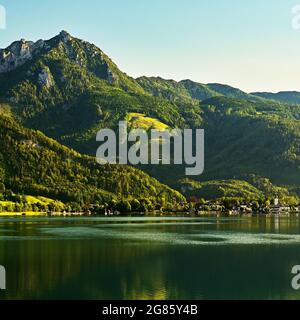 Lac Wolfgangsee en été. Magnifique paysage autrichien avec lac et montagnes dans les Alpes. Banque D'Images
