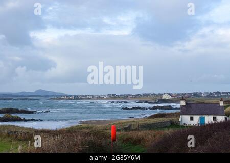 Chalet de campagne, Anglesey, pays de Galles. Paysage avec vue sur la mer sur un hiver balayé par le vent jour. Magnifique paysage gallois. Format paysage avec espace de copie. Banque D'Images