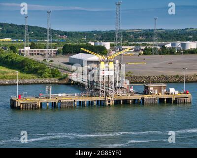 Le Belfast Oil terminal lors d'une soirée claire et ensoleillée en juin 2021. Banque D'Images