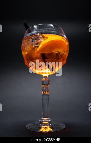 apéritif spritz avec orange et glace sur fond noir Banque D'Images