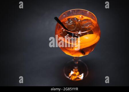 apéritif spritz avec orange et glace sur fond noir Banque D'Images