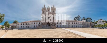 Alcobaça Leiria Portugal 09 12 2020: Vue panoramique sur la façade du monastère d'Alcobaça (Mosteiro de Santa Maria de Alcobaça), monastique catholique Banque D'Images