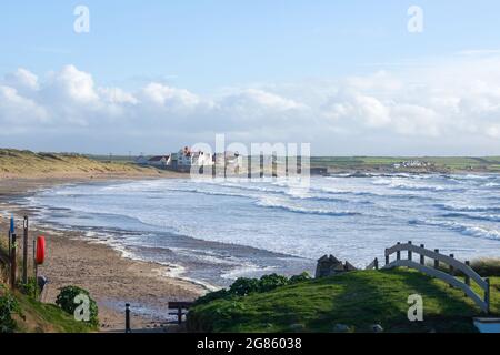 Anglesey, pays de Galles, plage de Rhosneigr. Les vagues se brisent sur le rivage sablonneux. Magnifique littoral sauvage le jour de l'hiver. Aspect paysage, ciel bleu et Copy spa Banque D'Images