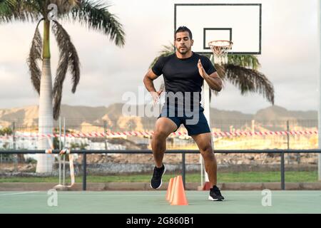 Jeune homme sportif faisant des exercices de course à pied en extérieur - Sporty People Lifestyle concept Banque D'Images