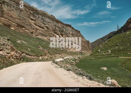 Route sinueuse dans les montagnes du Dagestan . Dagestan, Russie Banque D'Images